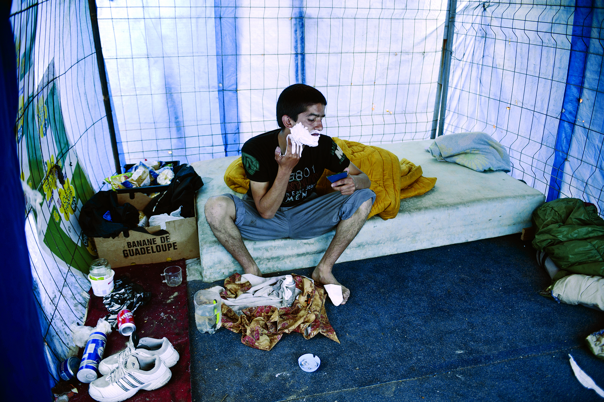 France-Calais. 2009 Barmegan, jeune réfugié afghan est passer par l’Iran, Turquie, Grèce, puis cacher dans un camion jusqu’en France.