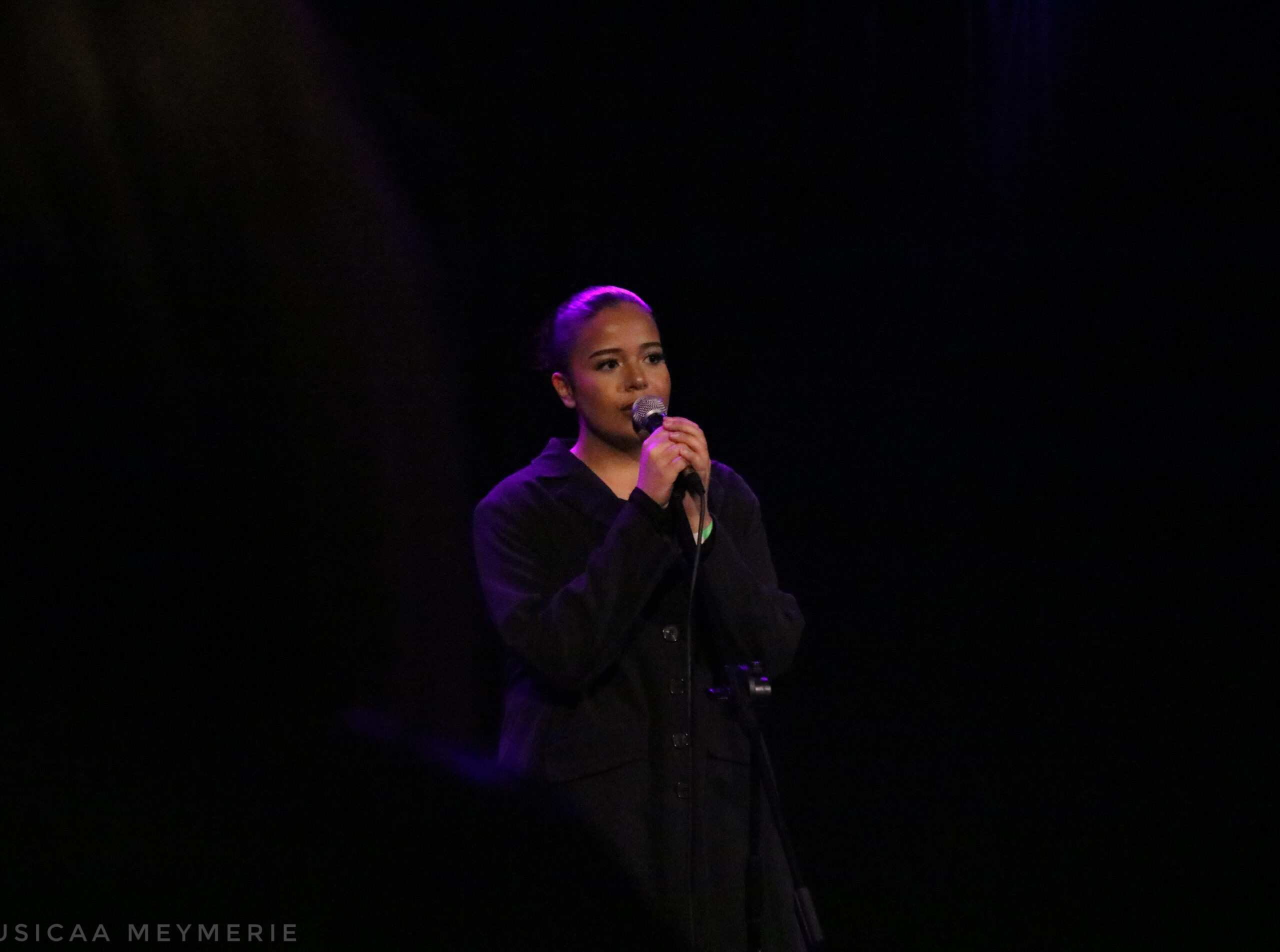 Nisma, chanteuse, en prestation durant la scène ouverte féminineau centre Paris Anim’ René Goscinny