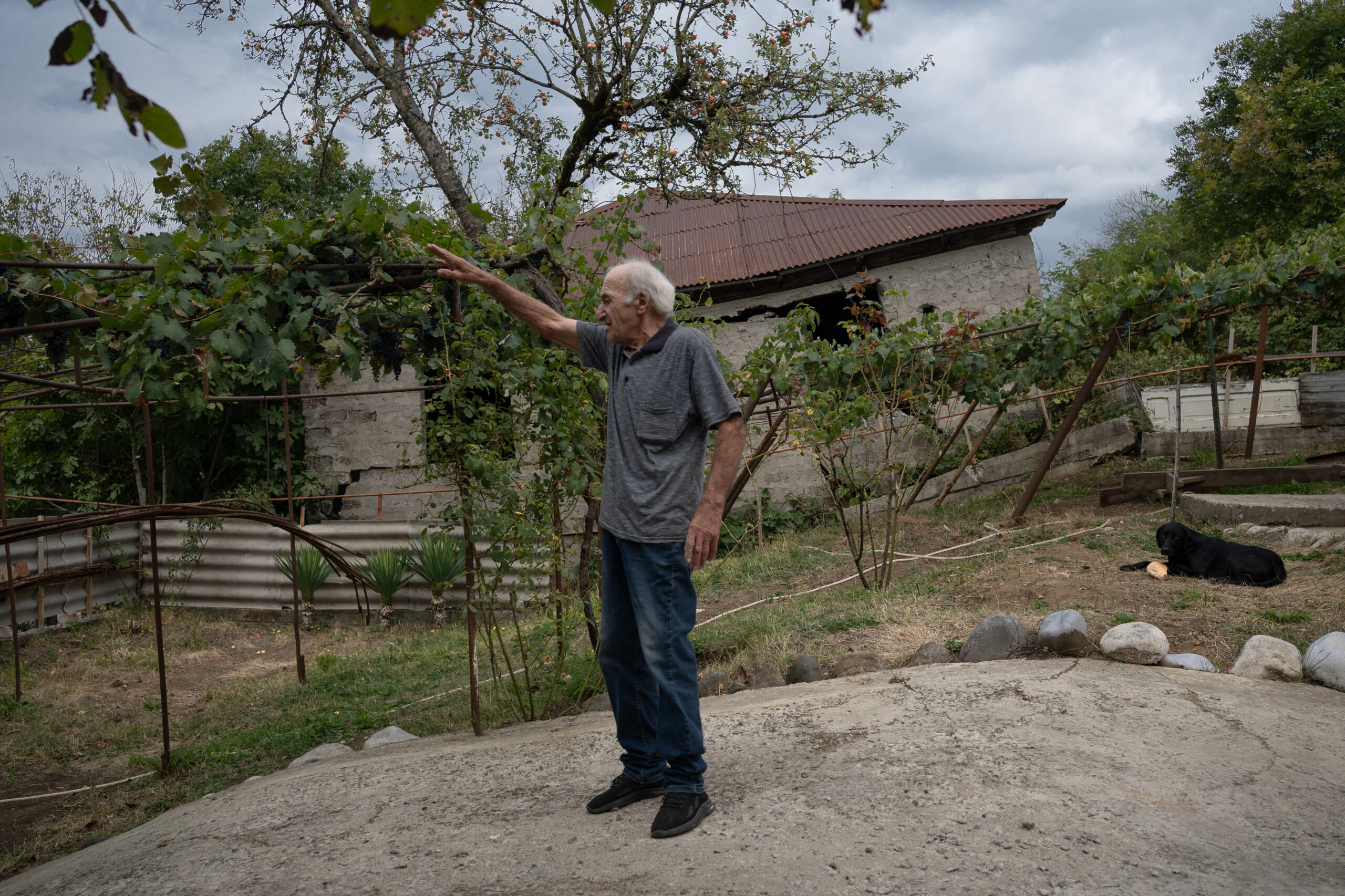 Enveri, qui vit dans l'un des villages environnants, Itkhrisi, a reconstruit une maison en bois car « elle fera moins mal lorsqu'elle s'effondrera ». Il a refusé l'indemnisation de Georgian Manganese parce qu'elle était insuffisante. La route située en face de sa maison s'est effondrée de plus de deux mètres.